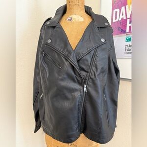Levi's Women's The Classic Faux Leather
Motorcycle Jacket
Size 2X
Color: Black
